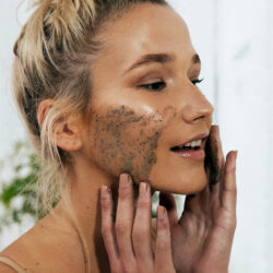 Chica con exfoliante natural de aceite de argán