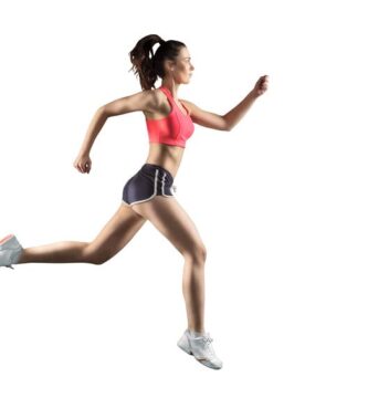 Mujer haciendo running con fondo blanco