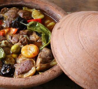 Cordero cocinado con tagin sobre una mesa