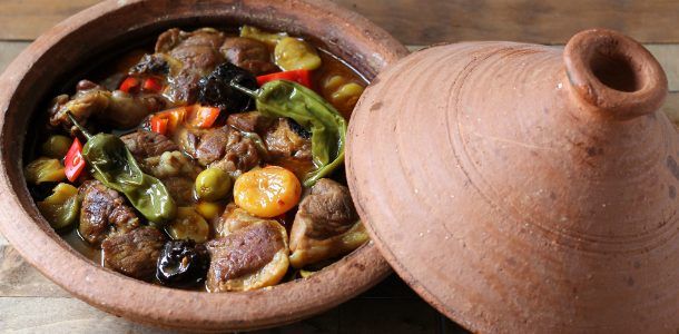 Cordero cocinado con tagin sobre una mesa