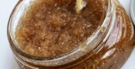 exfoliante de azucar moreno mezclado con aceite de argan en tarro de cristal