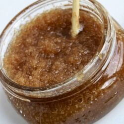 exfoliante de azucar moreno mezclado con aceite de argan en tarro de cristal
