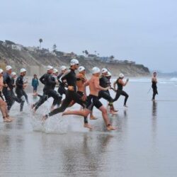 Salida de triatlón con parte de la costa y olas de fondo