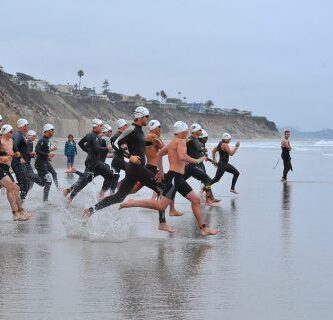 Salida de triatlón con parte de la costa y olas de fondo