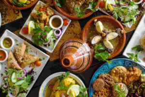 Platos llenos de comida marroquí