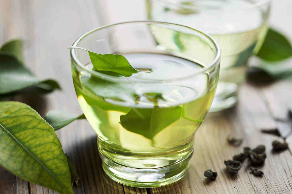 Taza con té verde.