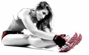 mujer estirando las piernas después de practicar deporte