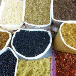 Cocina marriquí: mil especias marroquis en sacos de color blanco