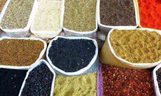 Cocina marriquí: mil especias marroquis en sacos de color blanco