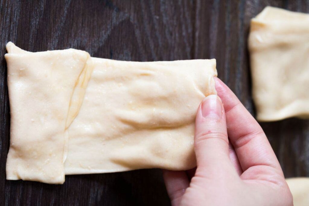 Rghaif relleno de almendra y bañado en miel